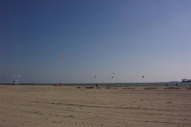 kites on the water1.JPG